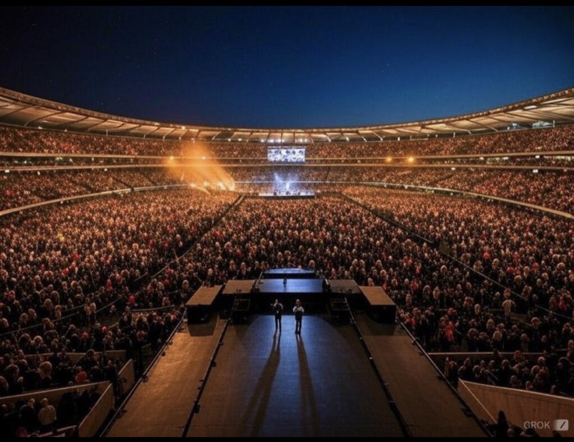 Joshua96Fx's tweet photo. Do you think south african artists can fill USA stadium like dis😕...if so name em👏🏻
#ChrisBrownLiveInJohannesburg https://t.co/HdlSPsBjaF