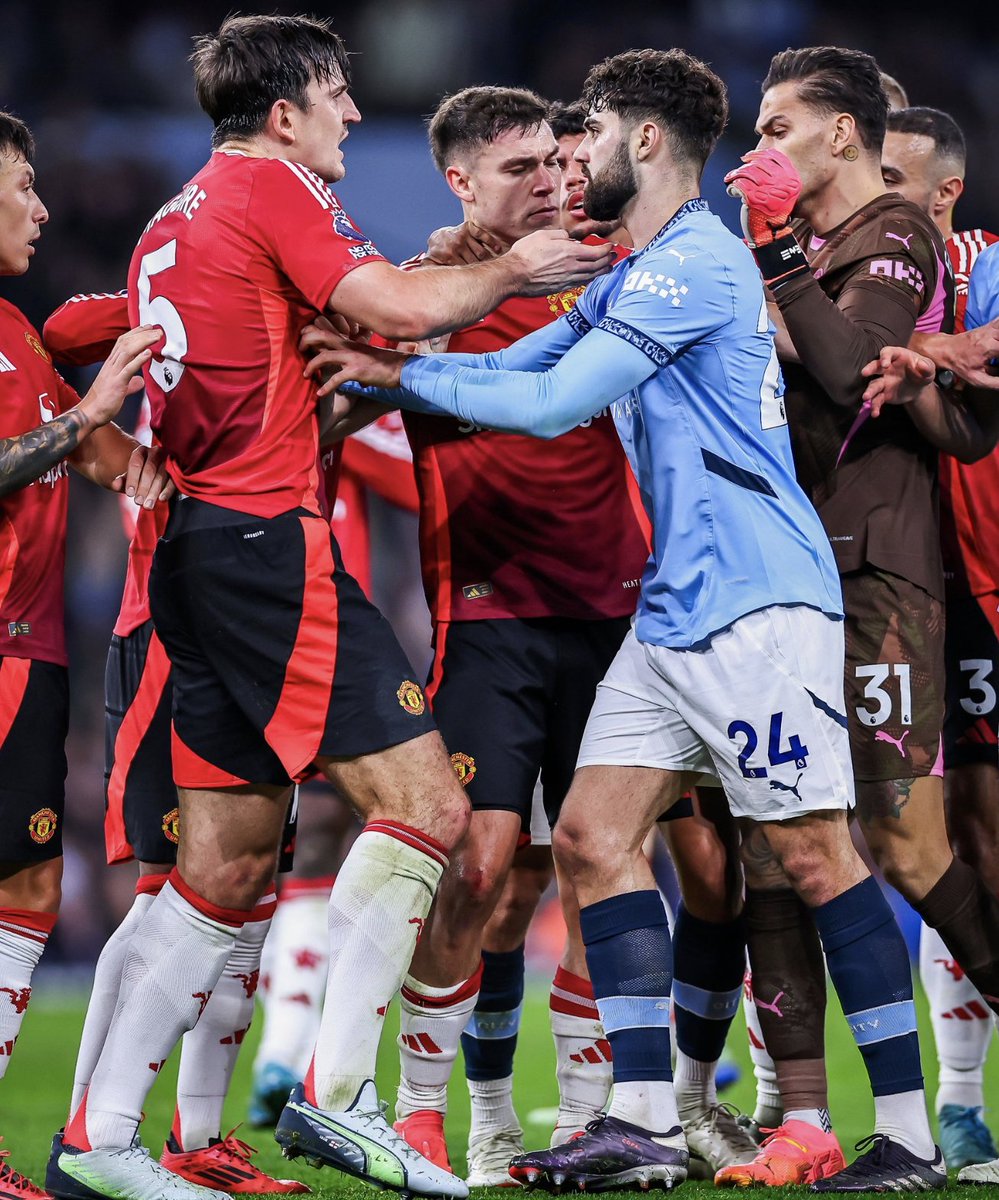 StatmanDave's tweet photo. Harry Maguire's defensive stats vs. Man Utd:

100% tackle win rate
100% ground duels won
5 interceptions
3 clearances
3 tackles attempted
3 tackles won
1 block

Colossal performance. 🛡🛡🛡 https://t.co/yCpqOp7pZk