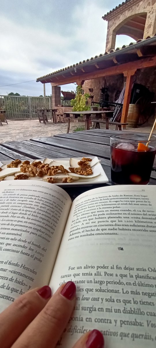 "Vermut artesano, el mejor queso de cabra 🐐 del mundo, unas nueces y un buen libro 📖 a los pies del Collbaix  ¡Cargando pilas!"

El libro: LAS NIÑAS BUENAS NO VAN AL POLO SUR" de <a href="/LivArnesen/">Liv Arnesen</a> 

La lectora: Mónica Bernardos (y © de la foto).

Mujeres leyendo a mujeres 🙋‍♀️💜📚