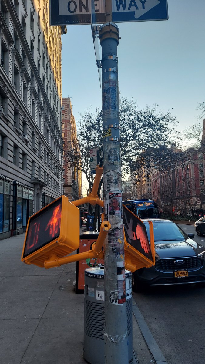 NycGodmother's tweet photo. 🚸⚠️🚦🔥 @NYC_DOT we got a #Hotmess #Pedestrian signal down/broken at 87th St & Broadway (Southeast).
🚸 #sidewalk #WalkNYC #RollNYC #ImWalkingHere https://t.co/VgOsxRkDYy