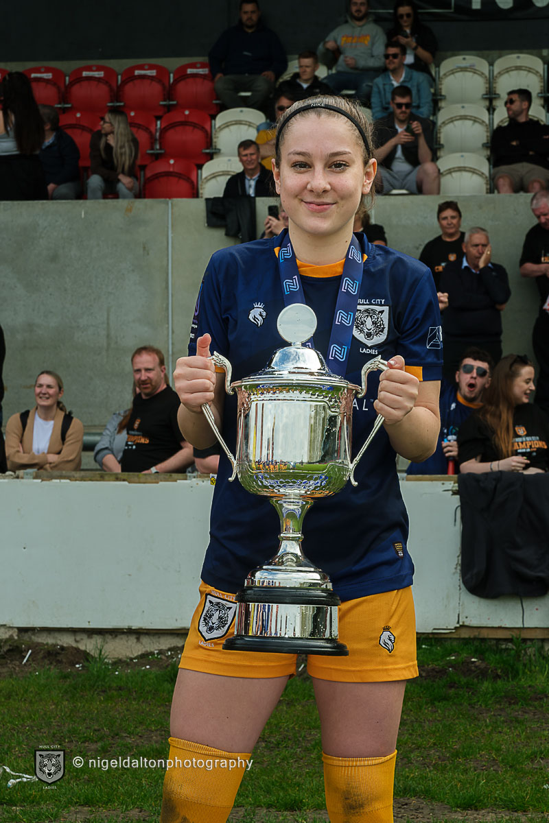 HullCityLFC's tweet photo. #HCLAdvent 1️⃣5️⃣

A passionate Tigress, Ruby bleeds black and amber! 

Making her debut Hull City Ladies at 16, cementing her place in the XI in recent years, a big new year for the No 15!

🤝 @Airkool_

#HearUsRoar https://t.co/hoawlbMDnF