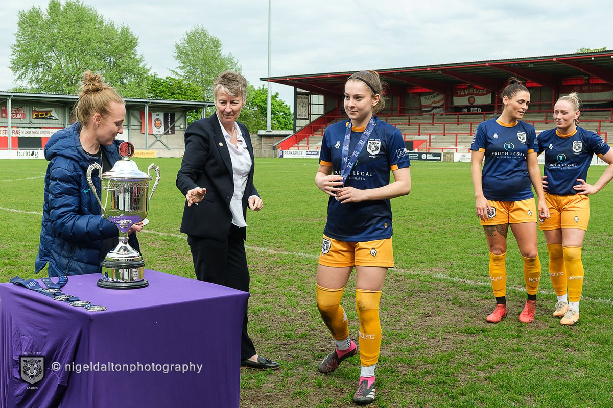 HullCityLFC's tweet photo. #HCLAdvent 1️⃣5️⃣

A passionate Tigress, Ruby bleeds black and amber! 

Making her debut Hull City Ladies at 16, cementing her place in the XI in recent years, a big new year for the No 15!

🤝 @Airkool_

#HearUsRoar https://t.co/hoawlbMDnF