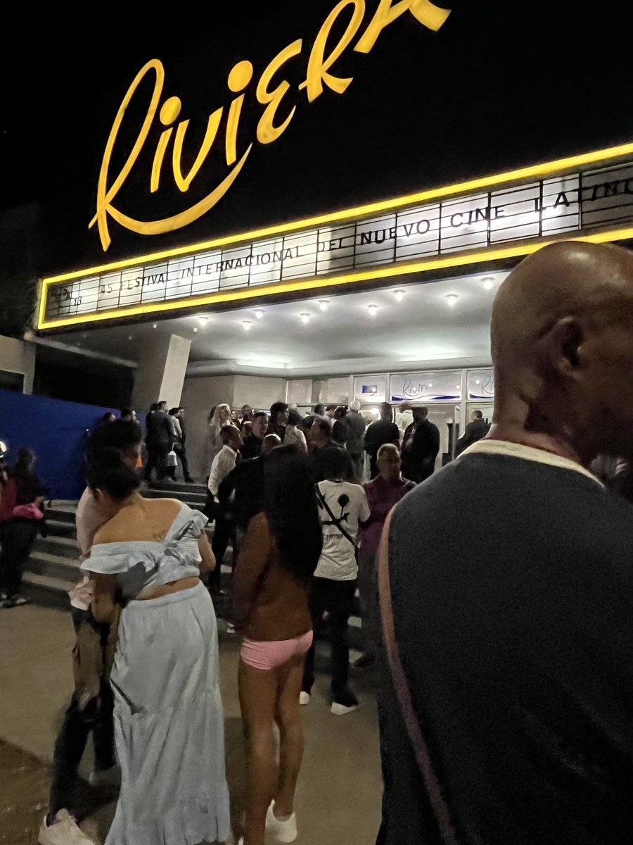 ÚLTIMAS EMOCIONANTES PROYECCIONES DE “ADIÓS MADRID” EN EL 45 FESTIVAL DE CINE DE LA HABANA.

Termina el Festival, lleno de emociones, cerrando en el maravilloso cine La Rampa y antes el Riviera, ante muchísima gente que se río y lloró con los personajes de “Adiós Madrid”.