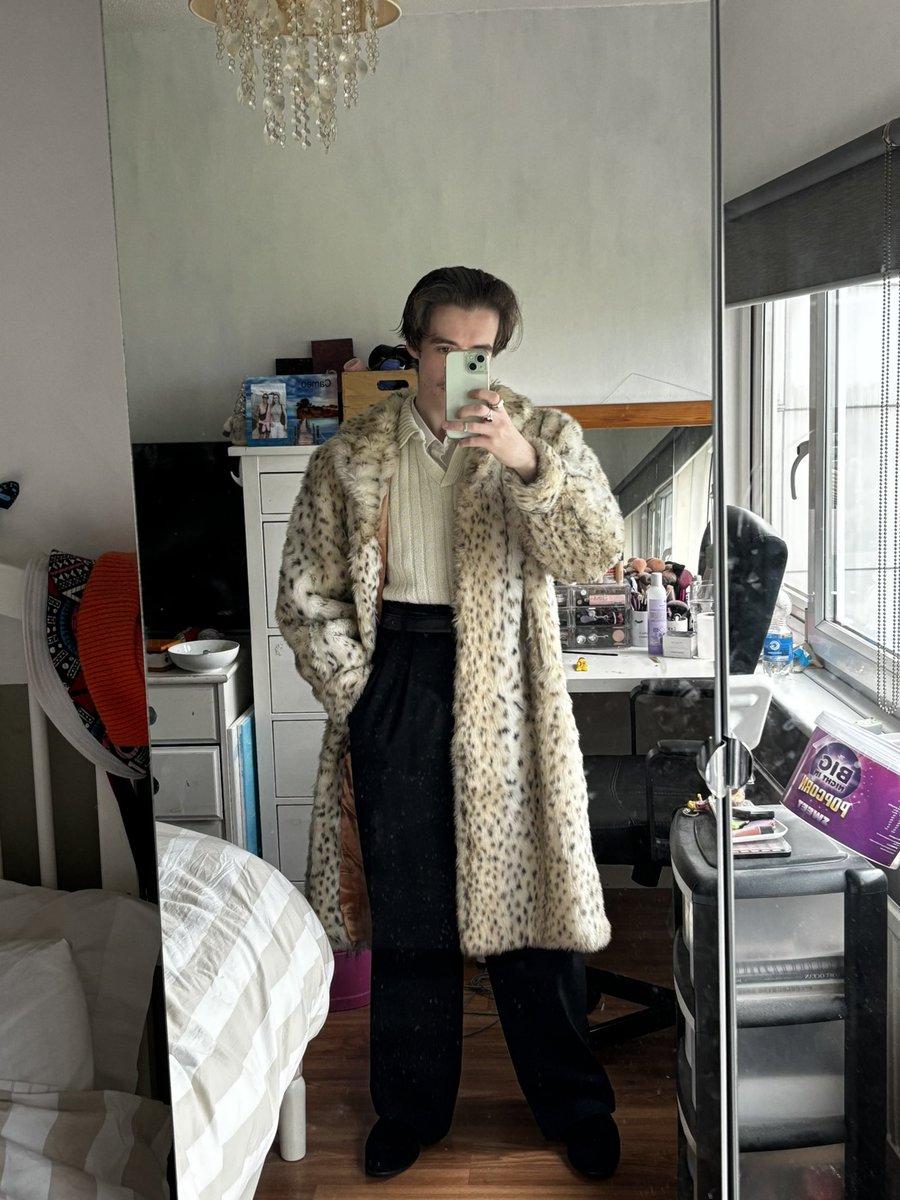 my sister’s room has the better mirror