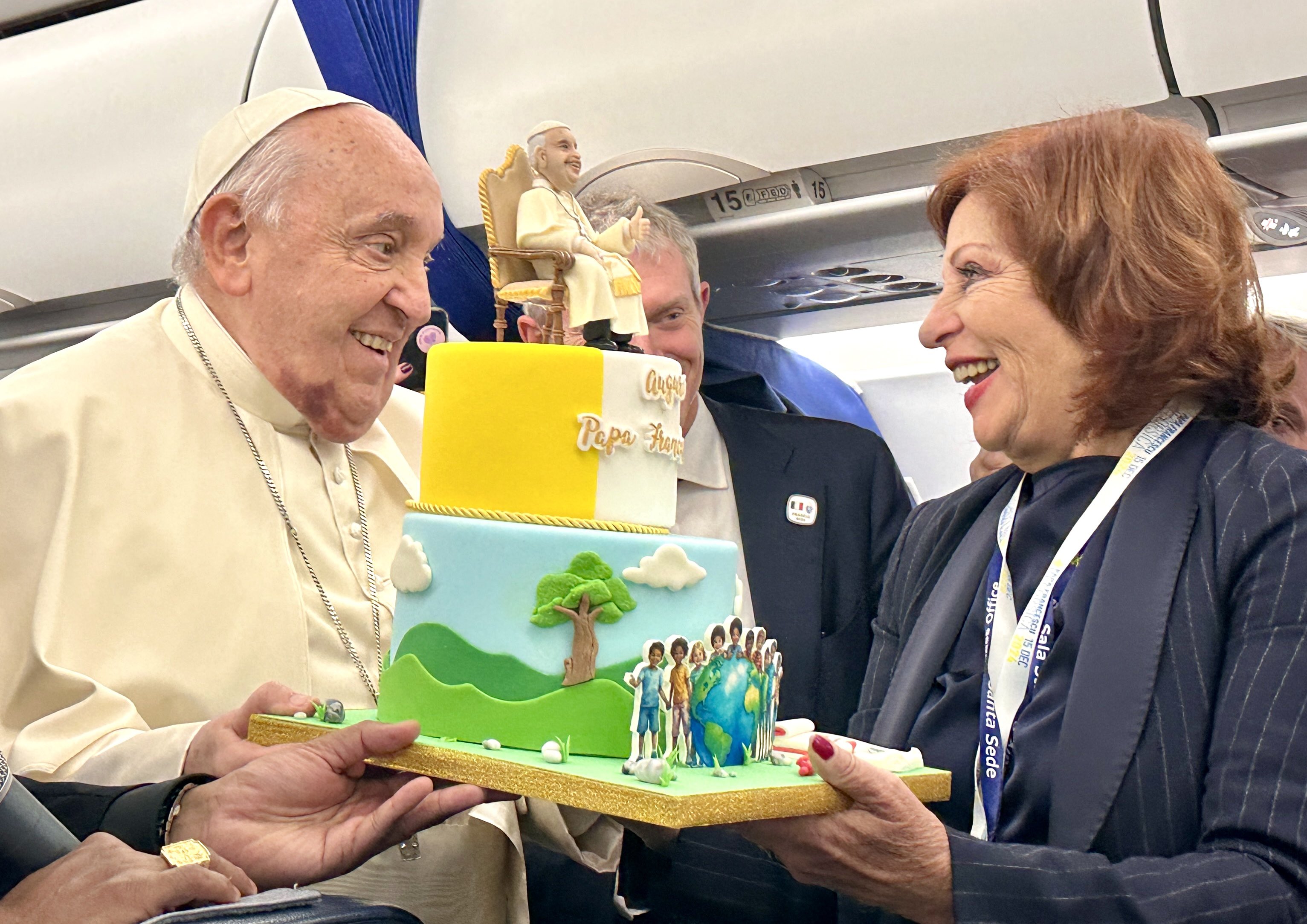 Alazraki entregó al papa una torta de cumpleaños