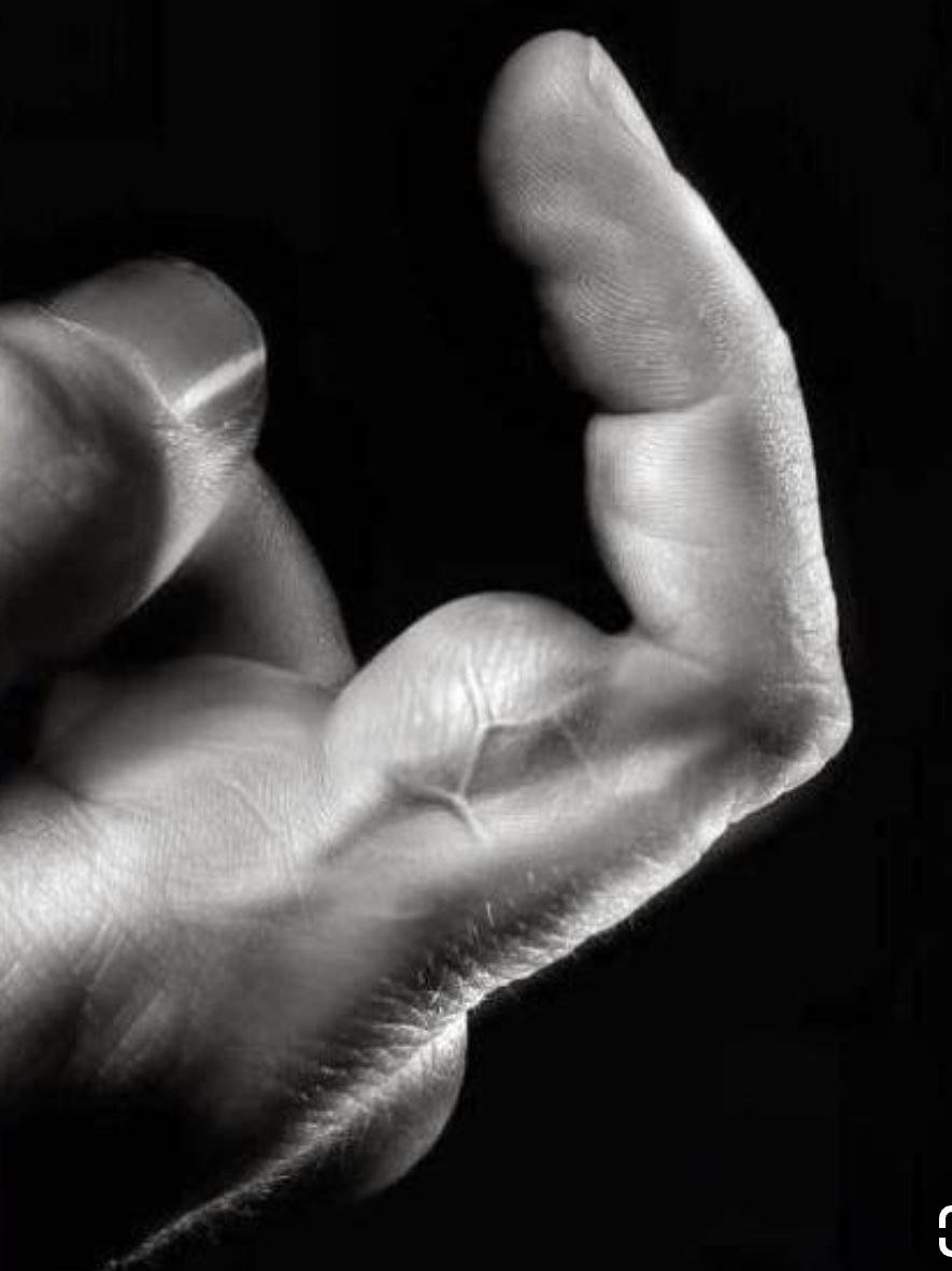 صاحبي من ساعه مابطوله نوت بيكسل بدأت وهو مابينزلش الجيم نهائي

كل اللي بيعمله إنه بياكل فاست فود 🍔 ومبوّظ صحته على الآخر 💔 وقاعد يحرك صوابعه علي الشاشة 

كل ما أكلمه يقولي:

"بكرة أكسب بطولة العالم وافتح جيم وأعوض كل اللي فات" 🏆
ويبعتلي الانيموشن ده 😞😞

لا حول ولا قوة إلا