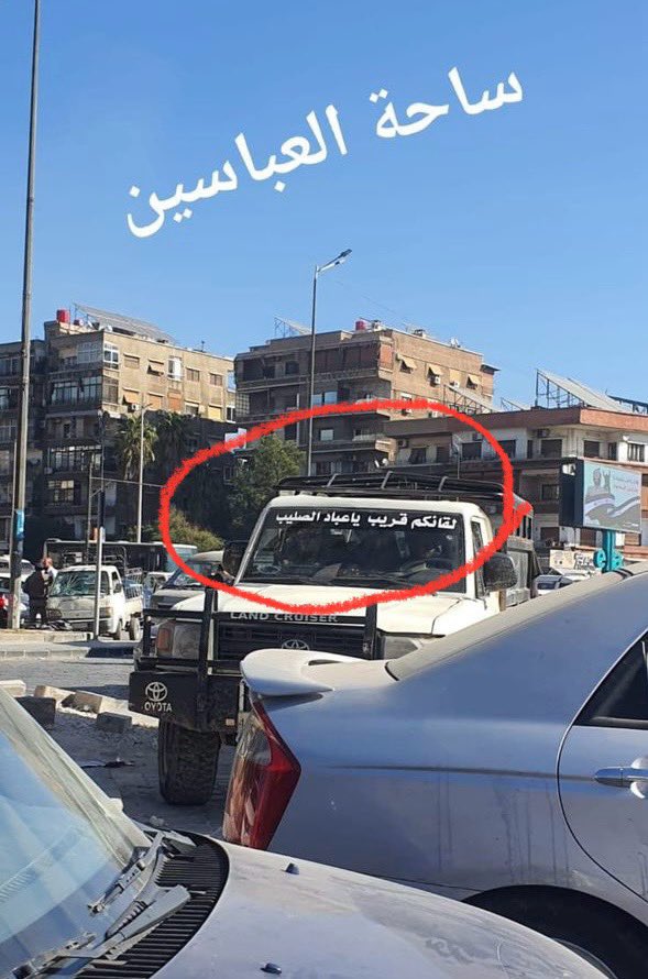 hasansvri's tweet photo. HTŞ’nin Şam ve Hama’da dolaşan araçlarında yazan slogan: “Haç’a tapanlar (Hıristiyanlar -veya Haç’a hizmet edenler), buluşmamız yakındır.” (Via @BBassem7) https://t.co/3MwDYq09Yg