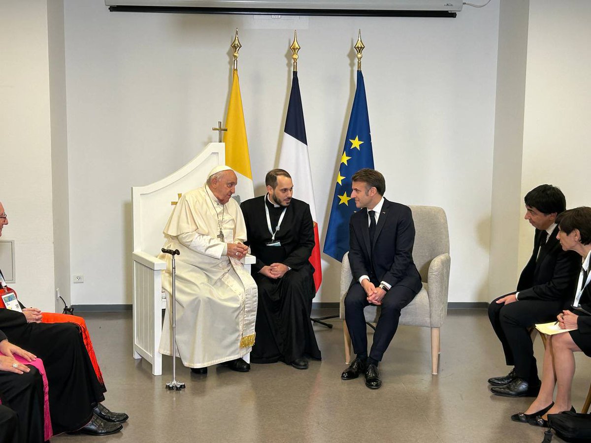 McLellan_Js's tweet image. #PopeFrancis ended his day trip to Corsica by meeting with French President Emmanuel Macron.
Macron gave the pope a book on the Cathedral of Notre Dame in Paris and said his visit was an honor for Ajaccio, Corsica and France.
(📸Vatican pool)