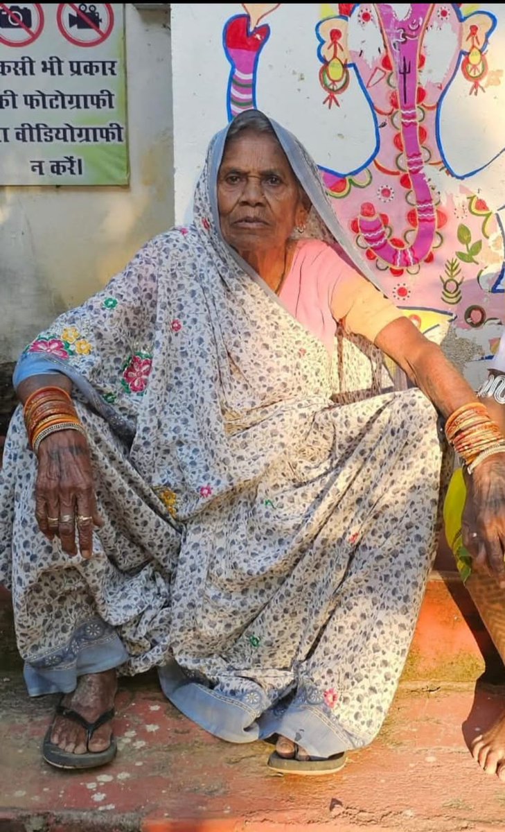 पद्मश्री से सम्मानित। उमरिया की शान
 देश और विदेश में नाम कमा चुकी राष्ट्रीय चित्रकार जोधइया अम्मा के निधन की खबर से सभी दुःखी हैं, मगर जिले के भाजपा नेता और जिला प्रशासन अभी तक मृतक के घर नहीं पहुंच सके हैं, जो दुर्भाग्यपूर्ण है।
<a href="/CollectorUmaria/">Collector Umaria</a>