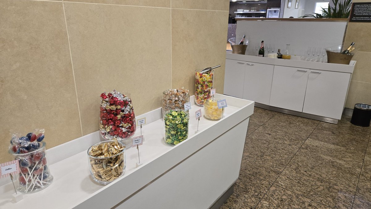 patstravelrevu's tweet image. #AmericanAirlines #FirstClassLounge at #LondonHeathrow patstravelreviews.com #airlinelounge #airportlounge #airlineclub #Travel #LuxuryTravel #aviation #avgeek #Oneworld #American #AA #AmericanAir #FirstClass #LHR #LHRAirport #London #patstravelreviews