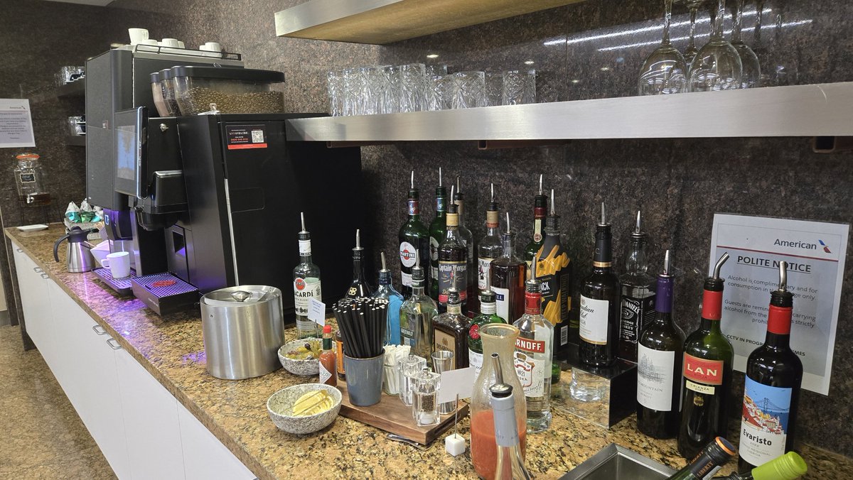 patstravelrevu's tweet image. #AmericanAirlines #FirstClassLounge at #LondonHeathrow patstravelreviews.com #airlinelounge #airportlounge #airlineclub #Travel #LuxuryTravel #aviation #avgeek #Oneworld #American #AA #AmericanAir #FirstClass #LHR #LHRAirport #London #patstravelreviews