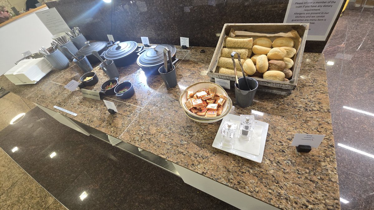 patstravelrevu's tweet image. #AmericanAirlines #FirstClassLounge at #LondonHeathrow patstravelreviews.com #airlinelounge #airportlounge #airlineclub #Travel #LuxuryTravel #aviation #avgeek #Oneworld #American #AA #AmericanAir #FirstClass #LHR #LHRAirport #London #patstravelreviews