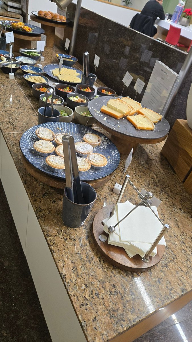 patstravelrevu's tweet image. #AmericanAirlines #FirstClassLounge at #LondonHeathrow patstravelreviews.com #airlinelounge #airportlounge #airlineclub #Travel #LuxuryTravel #aviation #avgeek #Oneworld #American #AA #AmericanAir #FirstClass #LHR #LHRAirport #London #patstravelreviews