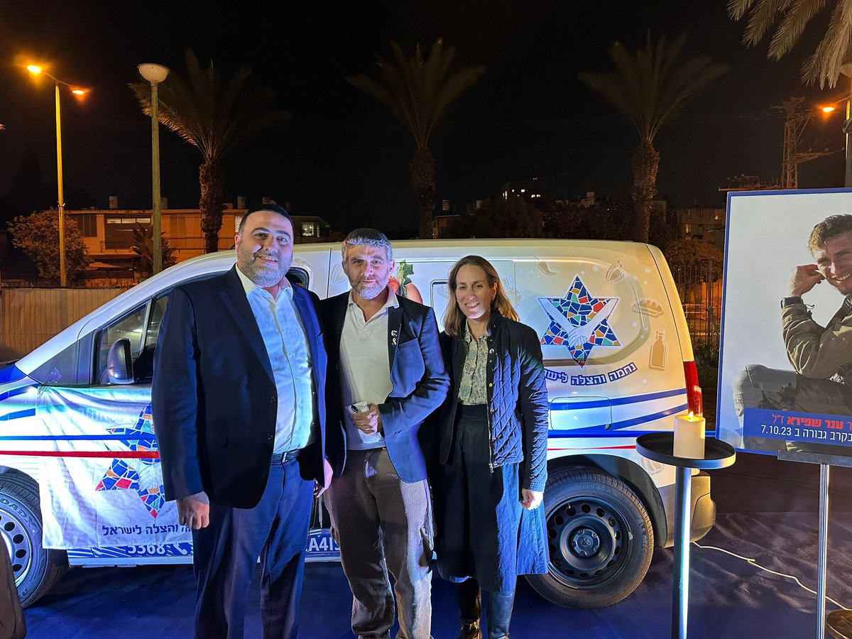 RazShechnik's tweet photo. ענר שפירא ז״ל, גיבור ישראל, נלחם באומץ במחבלים שזרקו רימוני יד למיגונית שאליה נקלע עם 26 איש ממסיבת הנובה. ענר ענה פעם אחר פעם, והשליך את הרימונים בחזרה על המחבלים. עד שנפל. 
הערב נחנכה על שמו ניידת אוכל לחיילי צה״ל, בטקס עם הוריו שירה ומשה. השר משה ארבל אמר: ״מסירות הנפש של ענר> https://t.co/lzTfns8mmu