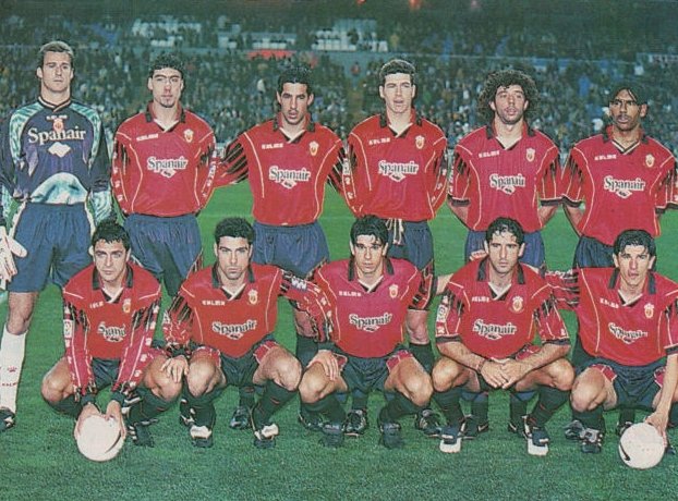 🔴 Real Mallorca 97/98.

👥 Kike Burgos, Marcelino, Mena, Romero, Iván Campo y Engonga (arriba). Moya, Olaizola, Valerón, Amato y Stankovic (abajo).

🇦🇷 Entrenador: Héctor Cúper.