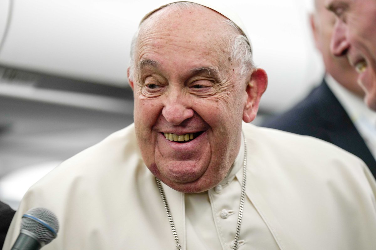 McLellan_Js's tweet image. #PopeFrancis does not take questions during the 50-minute return flight to Rome from Ajaccio, France.
It is the first time the pope does not hold a press conference on an international flight and the shortest flight of his pontificate.
📸@CatholicNewsSvc / @LolaGomezC