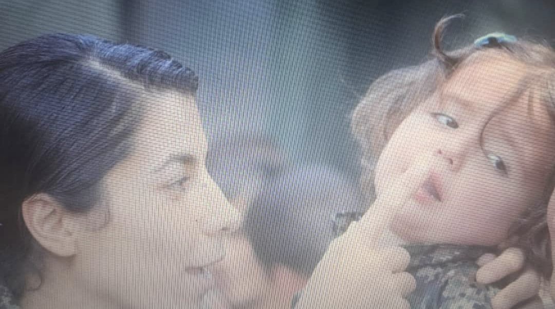 Soranmansournia's tweet photo. وریشه دو جلسه دادگاهی شد؛ در دادگاه اول ابوالقاسم صلواتی تماما او را با ناسزا و القاب ضد زن خطاب می‌کرد. به دلیل شرایط غیرانسانی دادگاه اول، وریشه در جلسه دوم دادگاه حضور نیافت؛ در این دادگاه به صورت غیابی وریشه به اتهام «مبارزه مسلحانه علیه نظام» به اعدام محکوم شد؛

اما دو ابهام بزرگ در پرونده وریشه وجود دارد؛ #وریشه_مرادی ابتدا به کیفرخواست ماده ۲۸۸ قانون مجازات اسلامی بازداشت و پس از آن نُه ماه تمام بازداشت شد؛ حداکثر مجازات این ماده قانونی پنج تا پانزده سال زندان است؛ اما ابوالقاسم صلواتی حکم نهایی او را بر اساس ماده ۲۸۷ و به اتهام «مبارزه مسلحانه علیه نظام» صادر کرد.

این درحالی است که تنها مبارزه مسلحانه‌ی وریشه علیه داعش (در کوبانی) و بسیار دورتر از مرزهای ایران بوده است؛ و اینکه وریشه هیچگاه فرصت نداشته که با وکلایش گفتگویی (هرچند کوتاه) داشته باشد؛ حتی چیدمان دادگاه اولِ وریشه به گونه‌ای بود که او نتواند با وکلایش ارتباط چشمی داشته باشد.
#VerishehMoradi
#Verisheh_Moradi