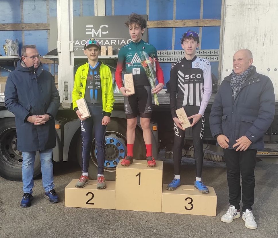 ChateauVc's tweet photo. 2 victoires 2 podiums ce week-end pour le véloce
Aloiss Roubot en U9 et Gaby Matignon  en U19  et 1ère féminine pour Enola Boubot en u15  2ème place pour Baptiste Boudier en U17 à Chemillé En Anjou et Cedric Roubot 9ème en Access https://t.co/PUzX785iGp