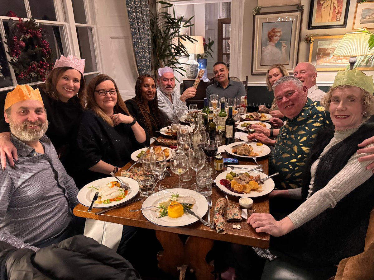 REvansInvest's tweet photo. Happy Sunday, everyone!

We’ve spent most of the weekend enjoying great food and even better company – dinner out with friends on Friday and a lovely Sunday Christmas lunch with family today. Perfect way to savour the season and make memories with those who matter most. https://t.co/GSvGxxgas9