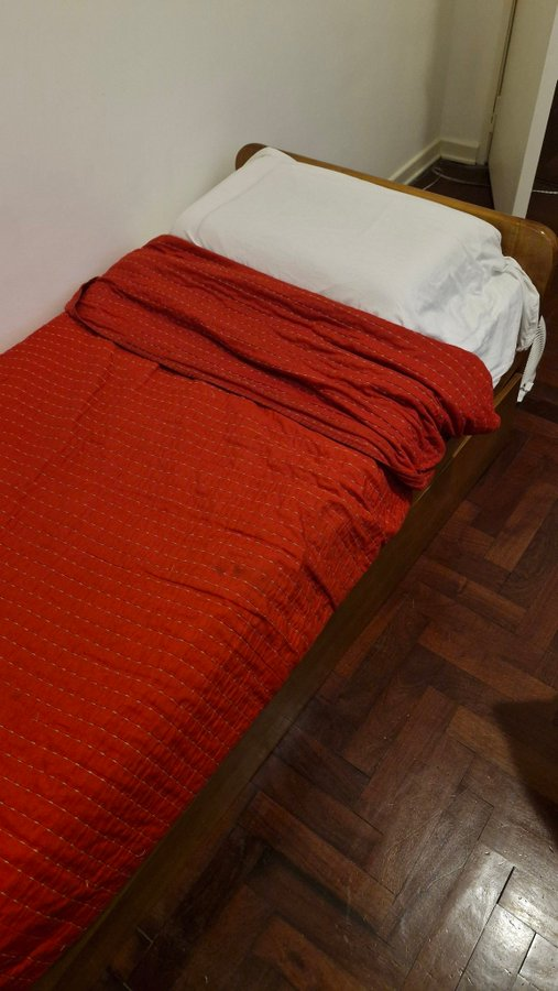 Me acabo de dar cuenta de que duermo en la cama del Minecraft