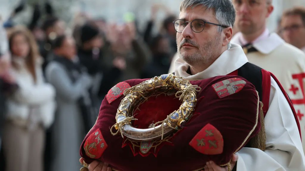 Templarpilled's tweet photo. The Crown of Thorns was recently returned to Notre Dame after its reopening 

But we have many more relics dating from Christ's time on Earth 

8 relics you probably haven't seen before 🧵 https://t.co/YYqkYLg3oi