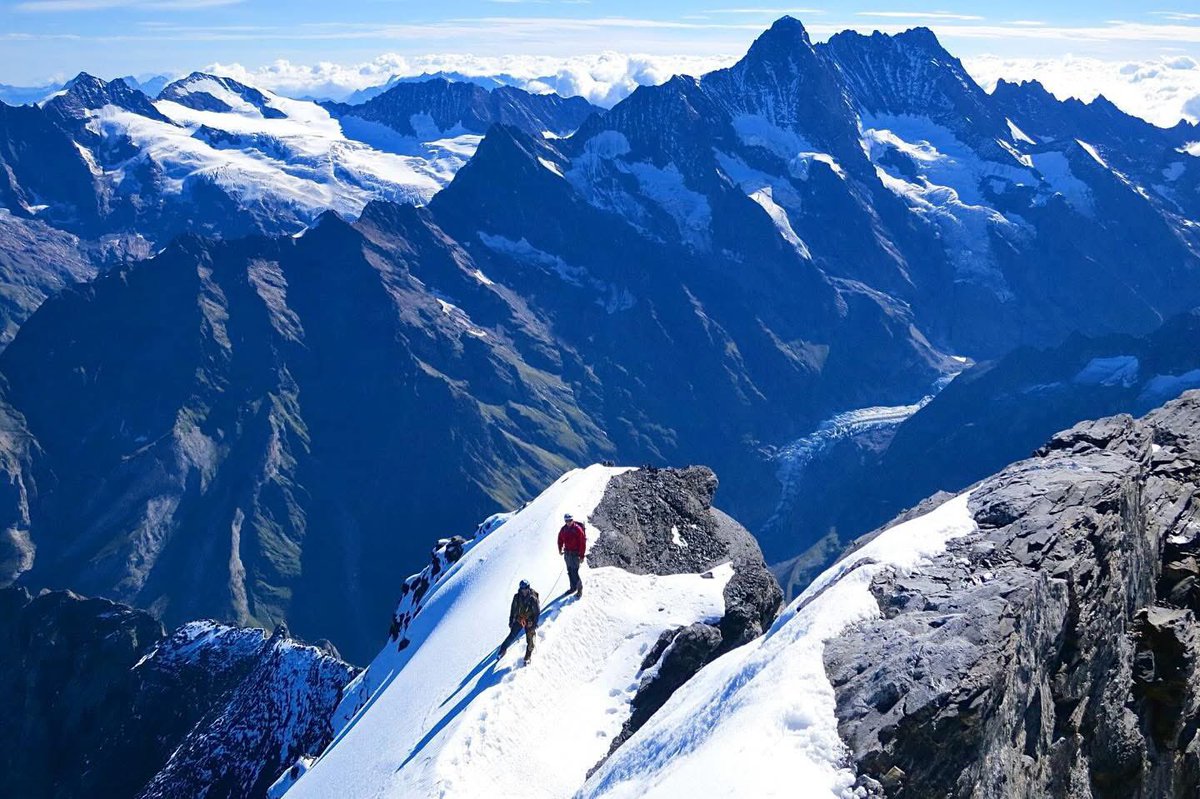 IcicleUK's tweet image. Eiger Solitude
🏔️🎒❄️⛏️🇨🇭
Two climbers on the upper section of the Mittellegi ridge, nearing the summit. You only get a small hint of the scale of wild beauty and exposure of this route. Are you up for this epic challenge in 2025?

〽️ icicle-mountaineering.ltd.uk/eiger.html

#grindelwald #eiger