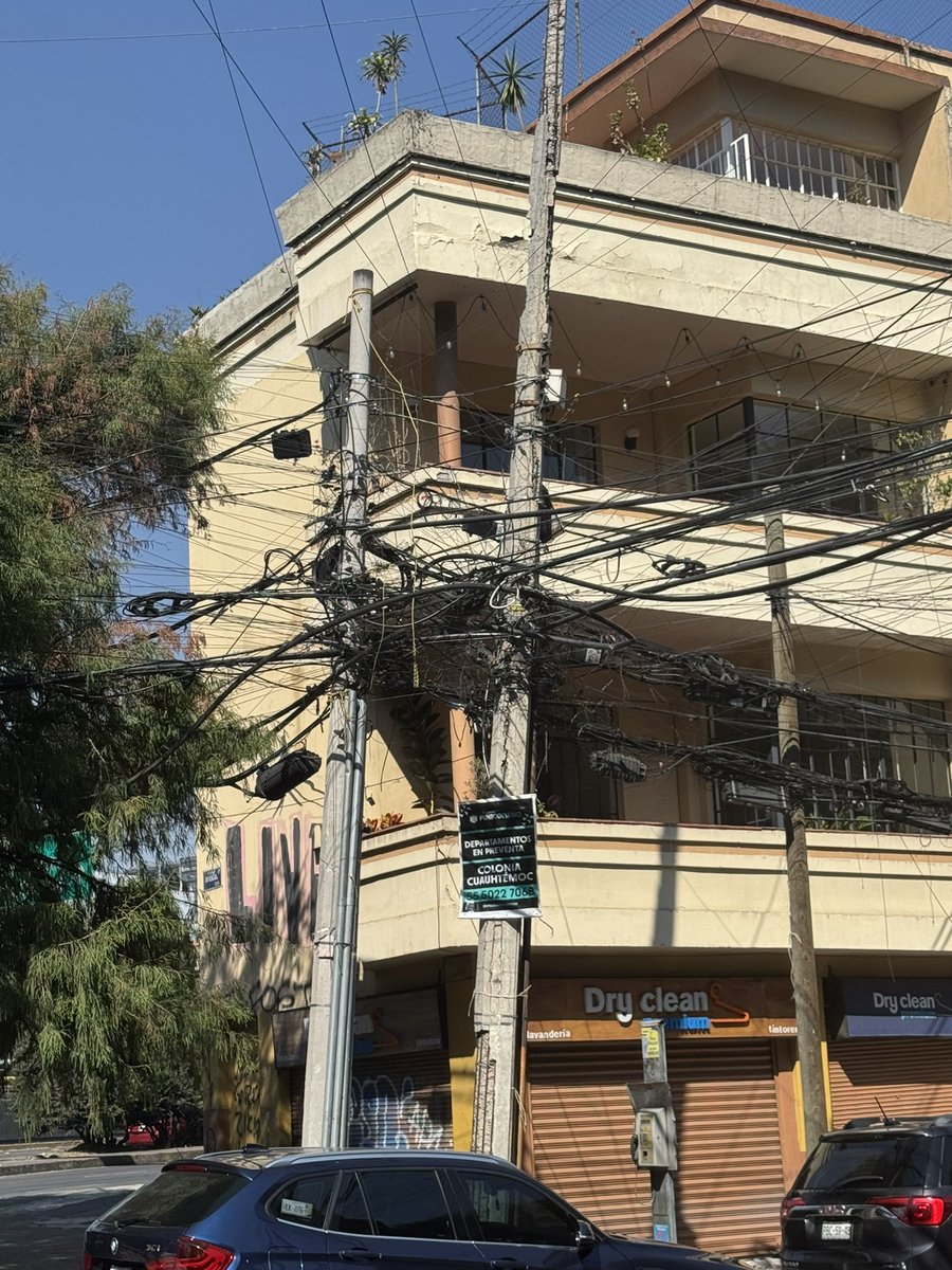 chak_88's tweet photo. @AlessandraRdlv por favor ayúdanos a hacer algo con todos estos cables que hacen que nuestra colonia se vea horrible @AlcCuauhtemocMx todas las empresas son unos mal hechos https://t.co/e2VibhPYNy