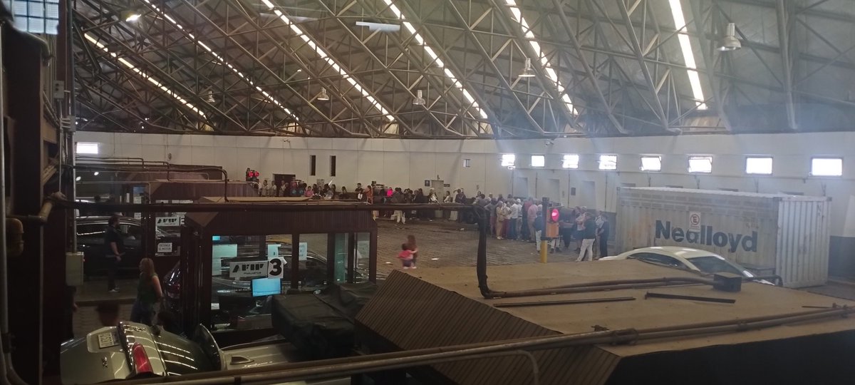 MaryAVS's tweet photo. @PatoBullrich 5 horas para cruzar el paso los libertadores. 2 personas para sellar migraciones. No he visto a más de 5 gendarmes. Esto es una VERGÜENZA. Hagan algo POR FAVOR. https://t.co/bRXkRXC5Ew