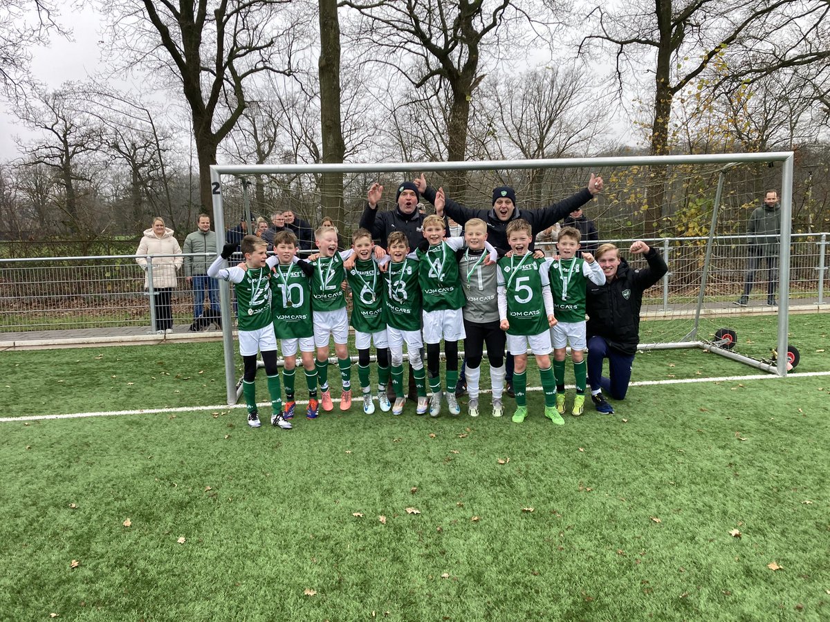 WouterterBraak's tweet photo. Wat een weekend!! Met de jongens van sjo HSC-buurse jo12-1 kampioen in de hoofdklasse op zaterdag en na een dag en avond feest met ons allen ongeslagen kampioen op zondag bij een ontwikkelingstoernooi bij Quick’20! @HSC21 https://t.co/gTzejGfsGf