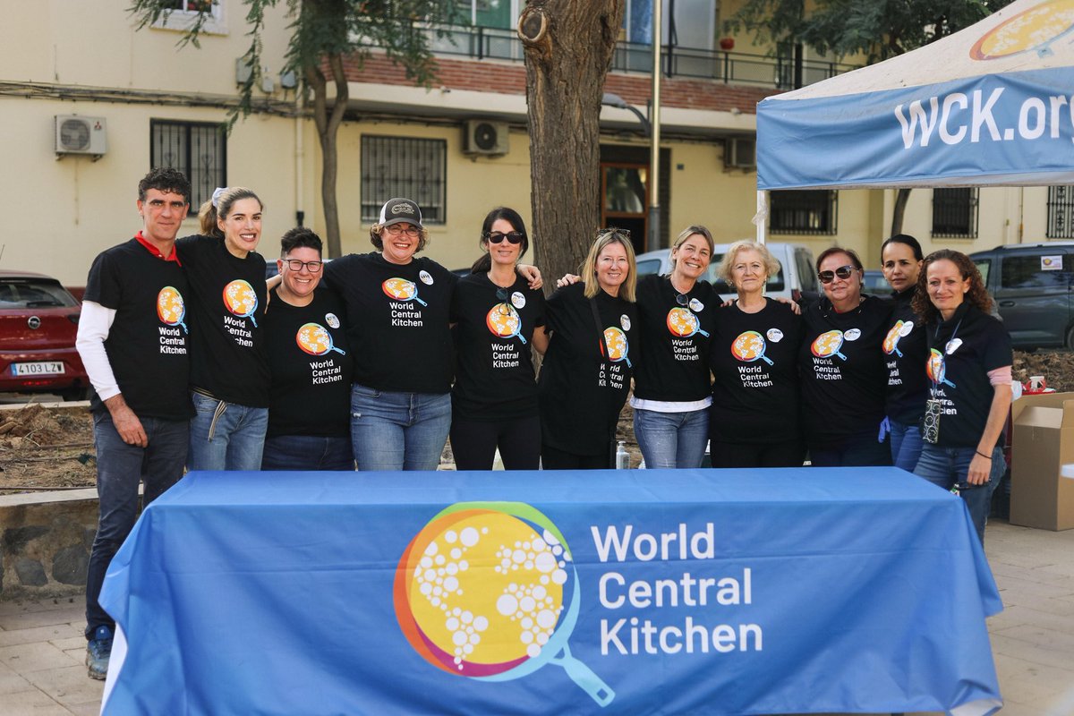 WCKitchen's tweet photo. In gratitude for the tireless work of volunteers like the ones in our kitchens, the Paiporta community even named a street to honor all the people who showed up selflessly every day to support families impacted by flooding. #ChefsForSpain (2/2) https://t.co/ANdEevrWig