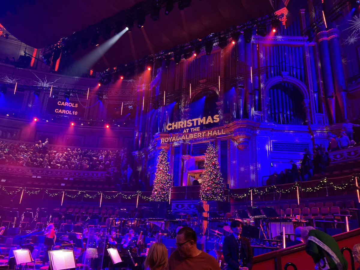 昨日はロイヤルアルバートホールにクリスマスコンサートを聴きに行ったのですが、スケールに圧倒されました…