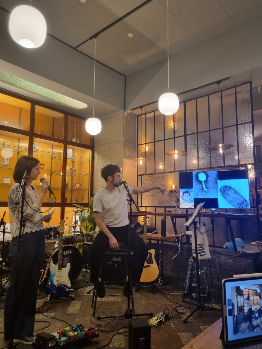 Today I had a great time talking about #phages, #structuralbiology, and my #PhD life in a completely different setting. It was a blast to mix two things I love: science and some rock! I want to thank the people from #SciCommInc for organizing such a fun ##Mic2Mic event 🎸🧫