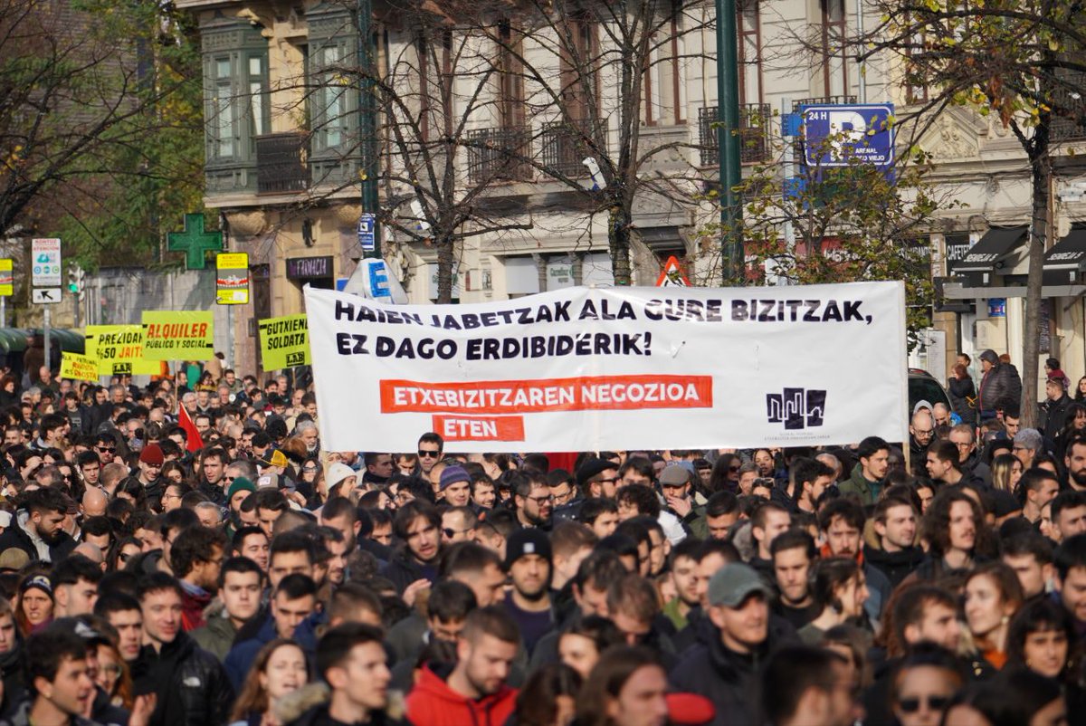 haritu_sarea's tweet photo. 🔐 Atzo Etxebizitza eskubide unibertsalaren alde Bilboko kaleak bete genituen. 

Jarraitu dezagun antolatzen eta etxebizitzaren aldeko borroka hauspotzen.

Haien jabetzak ala gure bizitzak, ez dago erdibiderik!✊🏿✊ https://t.co/K0JE9bW7Pe