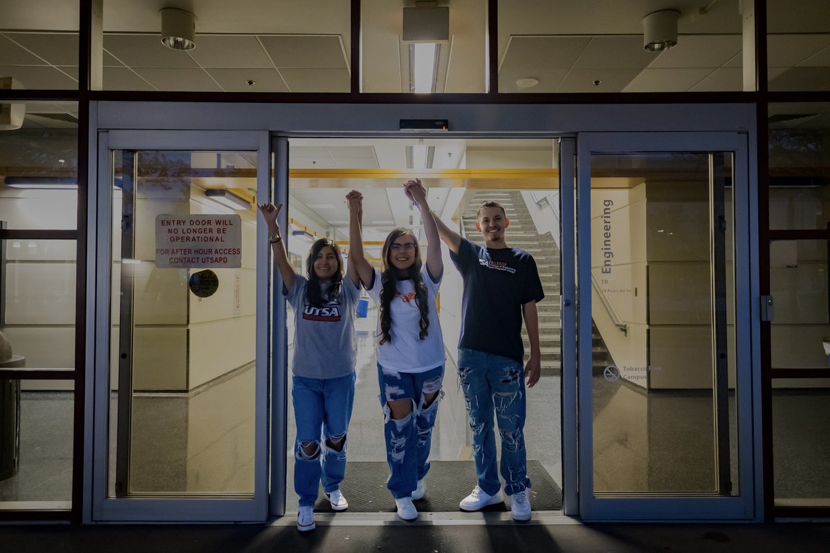 feliciaamuniz's tweet photo. i take finishing college sooo seriously because i know of alot of people in my life who did not think i would finish my degree in civil engineering. 

it was always personal. 

now and forever, i am a roadrunner 💙🤙🏽🧡 https://t.co/K4gtWBmF1n