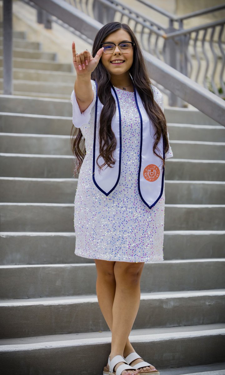 feliciaamuniz's tweet photo. i take finishing college sooo seriously because i know of alot of people in my life who did not think i would finish my degree in civil engineering. 

it was always personal. 

now and forever, i am a roadrunner 💙🤙🏽🧡 https://t.co/K4gtWBmF1n