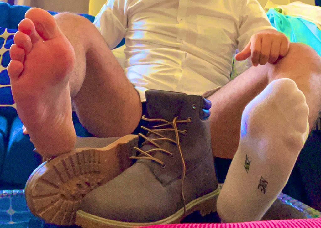 FeetSpike's tweet photo. Sniff? 💵 
#feetworshi̇p #feet_lovers #Feet #gayfeet https://t.co/SKFTycrBGP