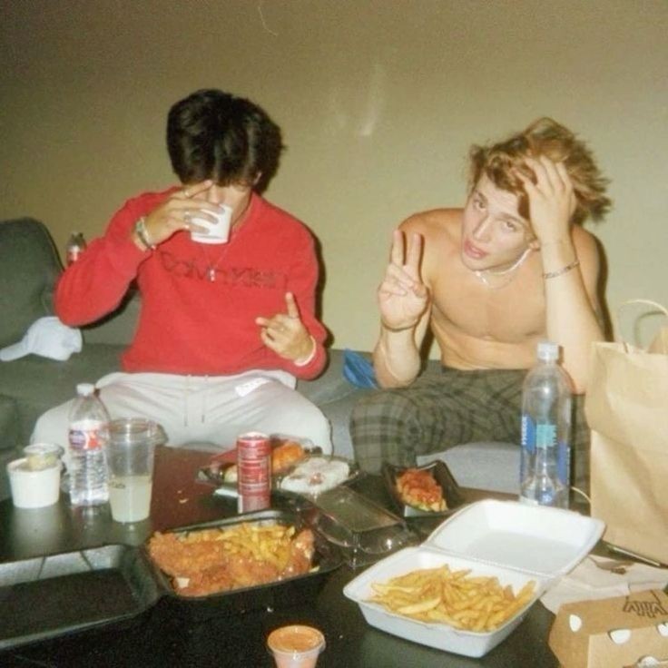 spideryujji's tweet photo. #andreil &amp; #kevaaron au

Onde Neil e Kevin são estrelas do exy e após uma foto vazar precisam lidar com rumores de namoro. 

Ou onde os gêmeos modelos Minyard recebem uma proposta inusitada de uma dupla famosa do exy https://t.co/R7ZWm93Vxc