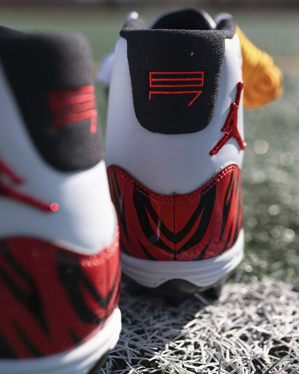nicekicks's tweet photo. Travis Kelce’s Air Jordan 11 PE cleats 😮‍💨 https://t.co/naWFNLrAaH