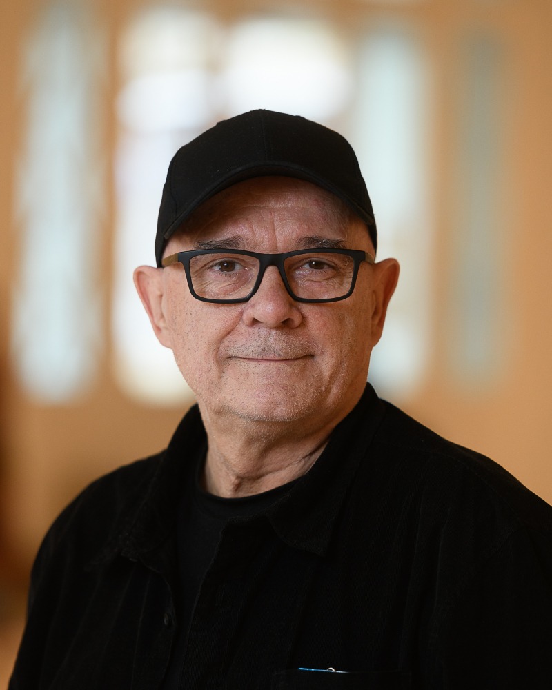 ouffestival's tweet photo. ⬜️ RETRATOS #OUFF2024 · MIGUEL ANXO FERNÁNDEZ ⬜️

Pechamos os retratos desta edición con Miguel Anxo Fernández, director do festival. https://t.co/kGuFwaQKZ1