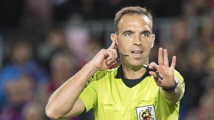 GonzaloTortosa's tweet photo. El partido de Cuadra Fernández es para que no vuelva a pitar en primera división. https://t.co/Hbcves5Ehw
