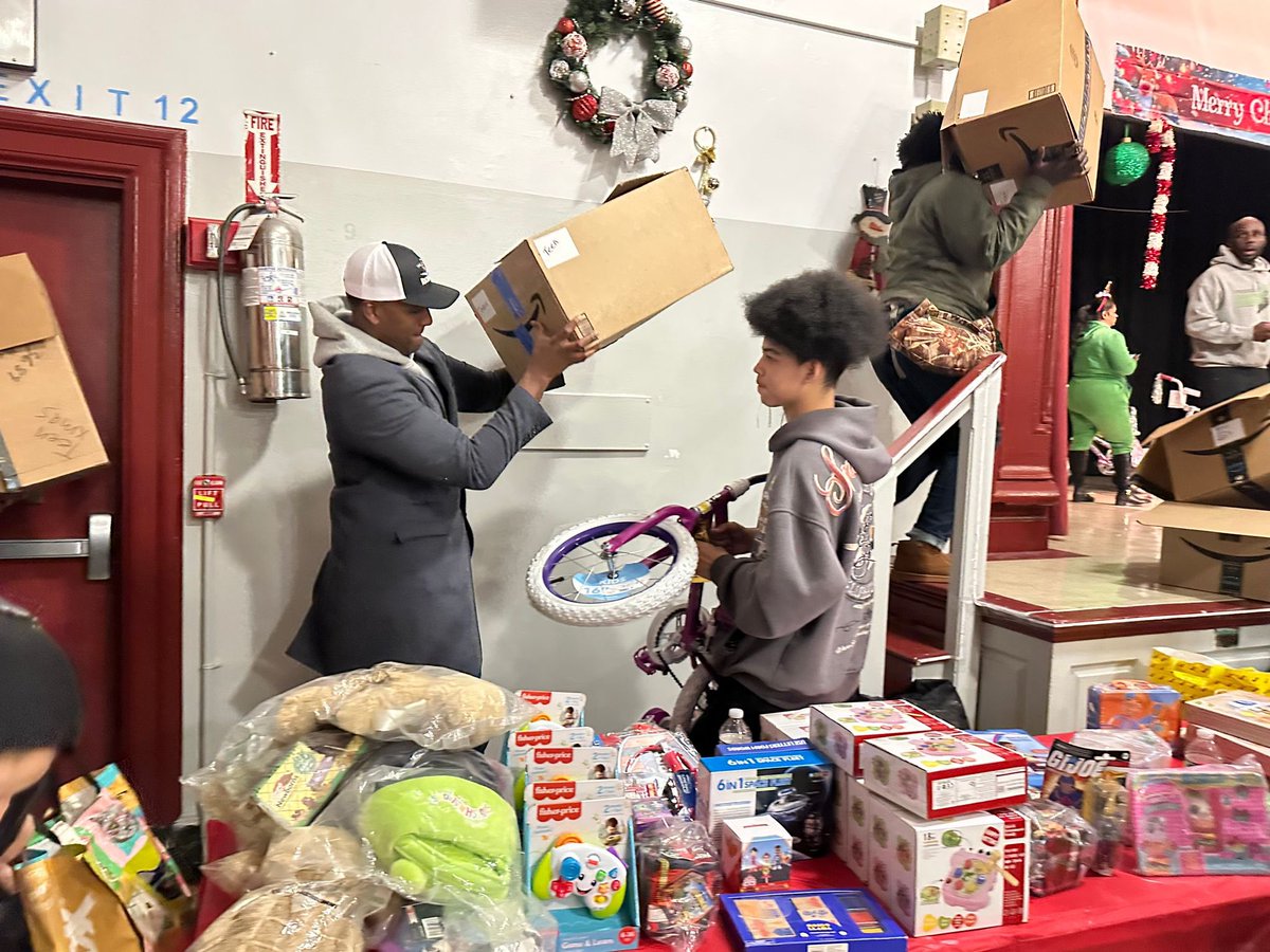 Charlesdfall's tweet photo. It was an honor to take part in the Winter Wonderland &amp; Holiday Toy Giveaway at @PS44ShineOn — Grateful to Principal Storms, the  Uncle Chase Foundation, Friends of Mariners Harbor &amp; everyone who else who made this day possible for our community. #District61 https://t.co/hv4Lv7tyw2