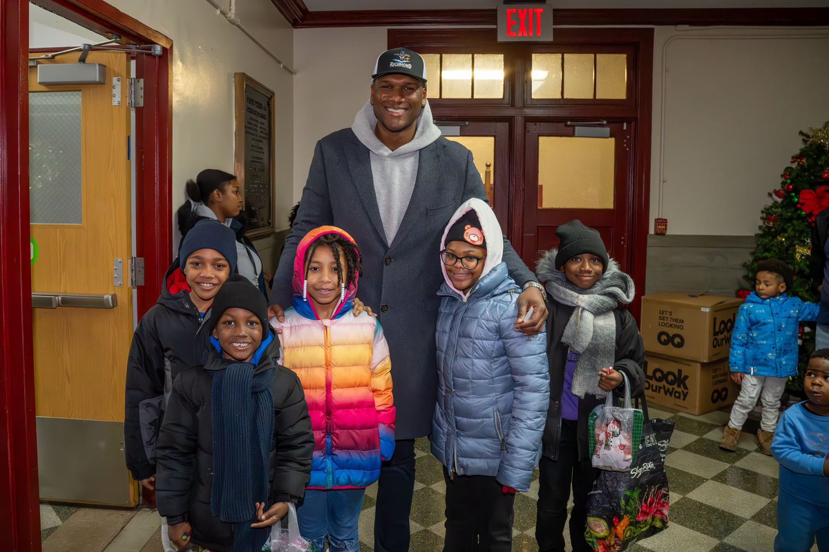 Charlesdfall's tweet photo. It was an honor to take part in the Winter Wonderland &amp; Holiday Toy Giveaway at @PS44ShineOn — Grateful to Principal Storms, the  Uncle Chase Foundation, Friends of Mariners Harbor &amp; everyone who else who made this day possible for our community. #District61 https://t.co/hv4Lv7tyw2
