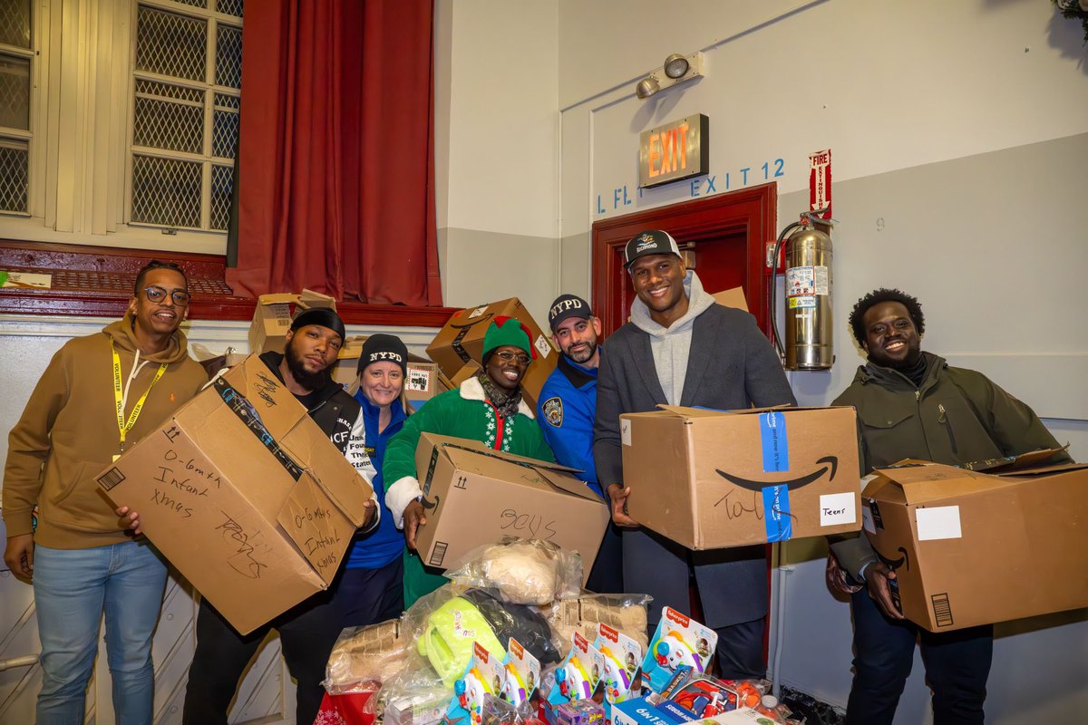 Charlesdfall's tweet photo. It was an honor to take part in the Winter Wonderland &amp; Holiday Toy Giveaway at @PS44ShineOn — Grateful to Principal Storms, the  Uncle Chase Foundation, Friends of Mariners Harbor &amp; everyone who else who made this day possible for our community. #District61 https://t.co/hv4Lv7tyw2