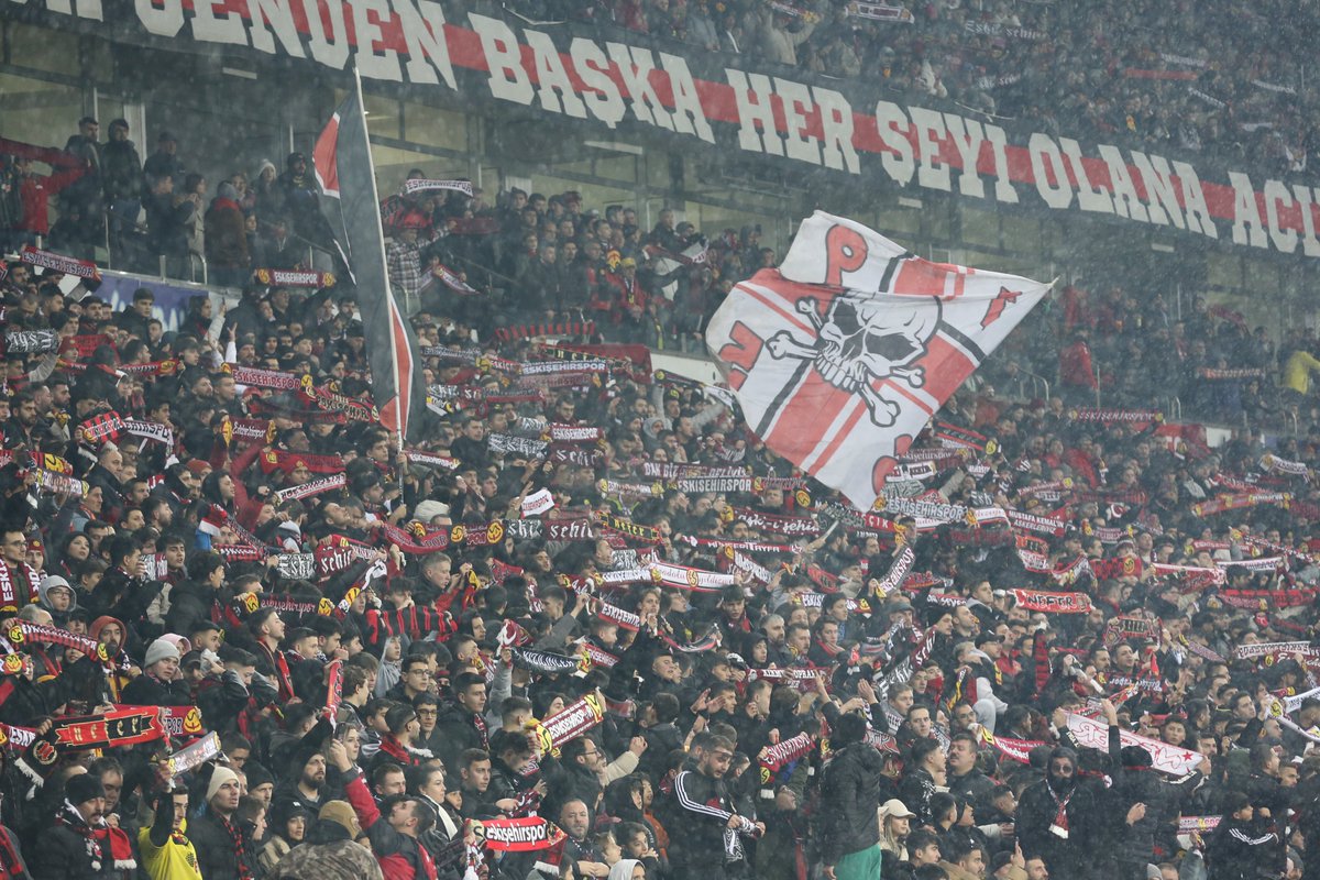 trtspor's tweet photo. 🔴⚫️ Eskişehirspor'un maçını 30 bin 358 seyirci izledi.

🏟️ Bölgesel Amatör Lig'de Manavgat Belediyespor'u konuk eden Eskişehirspor'un maçını 30 bin 358 taraftar izledi. https://t.co/0gUCQ8z8KK