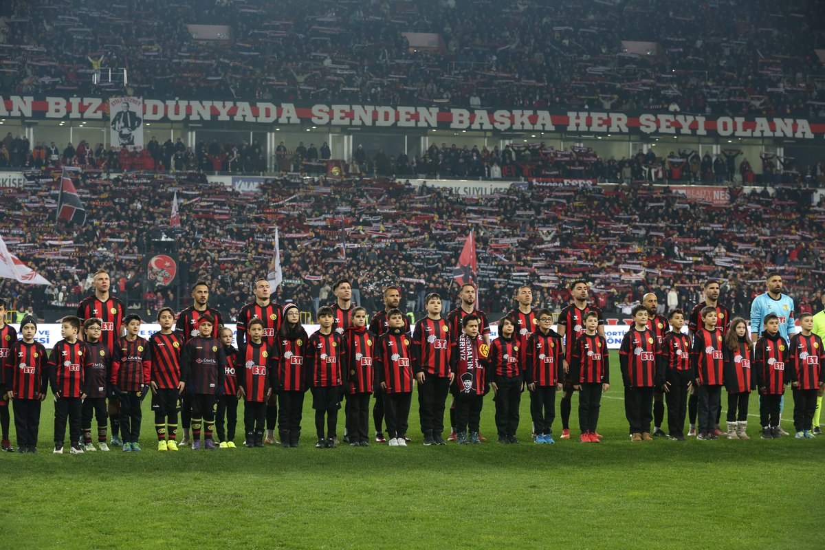 trtspor's tweet photo. 🔴⚫️ Eskişehirspor'un maçını 30 bin 358 seyirci izledi.

🏟️ Bölgesel Amatör Lig'de Manavgat Belediyespor'u konuk eden Eskişehirspor'un maçını 30 bin 358 taraftar izledi. https://t.co/0gUCQ8z8KK