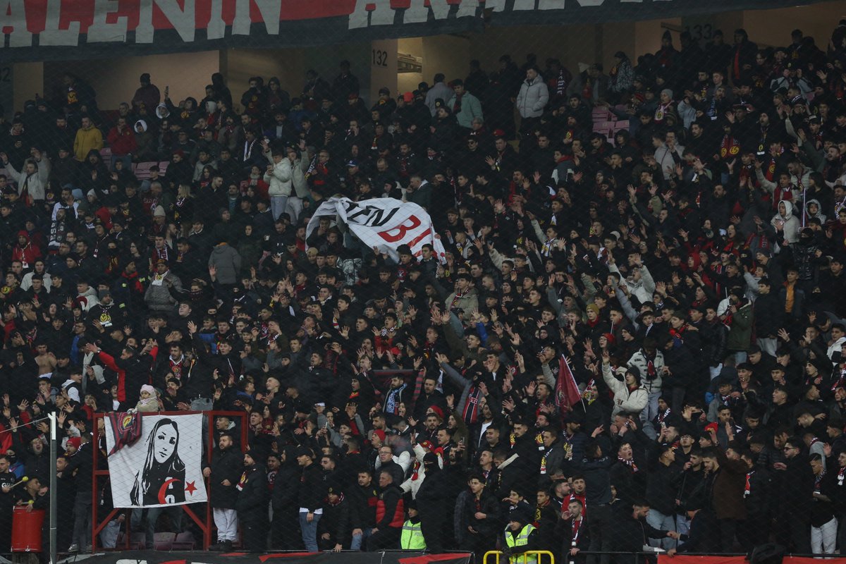 trtspor's tweet photo. 🔴⚫️ Eskişehirspor'un maçını 30 bin 358 seyirci izledi.

🏟️ Bölgesel Amatör Lig'de Manavgat Belediyespor'u konuk eden Eskişehirspor'un maçını 30 bin 358 taraftar izledi. https://t.co/0gUCQ8z8KK