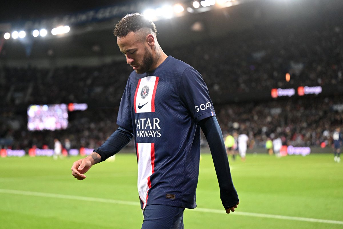 ActuFoot_'s tweet photo. 𝗡𝗘𝗬𝗠𝗔𝗥 🇧🇷 𝗚𝗔𝗥𝗗𝗘 𝗗𝗘 𝗟𝗔 𝗥𝗔𝗡𝗖𝗢𝗘𝗨𝗥  𝗣𝗢𝗨𝗥 𝗖𝗘𝗥𝗧𝗔𝗜𝗡𝗦 𝗔𝗨 𝗣𝗦𝗚 🥶: 

« Je respecte le club du PSG et 𝗷𝗲 𝘃𝗮𝗶𝘀 𝘁𝗼𝘂𝗷𝗼𝘂𝗿𝘀 𝗹𝗲𝘀 𝘀𝗼𝘂𝘁𝗲𝗻𝗶𝗿 𝗽𝗼𝘂𝗿 𝗾𝘂’𝗶𝗹𝘀 𝗮𝗶𝗲𝗻𝘁 𝗹𝗲𝘀 𝗺𝗲𝗶𝗹𝗹𝗲𝘂𝗿𝘀 𝗿𝗲́𝘀𝘂𝗹𝘁𝗮𝘁𝘀. 

Je n’ai aucune rancœur envers le club, J’ai juste 𝘂𝗻 𝗽𝗲𝘂 𝗱𝗲 𝗿𝗮𝗻𝗰𝗼𝗲𝘂𝗿 𝗲𝗻𝘃𝗲𝗿𝘀 𝗱𝗲𝘀 𝗴𝗲𝗻𝘀 𝗾𝘂𝗶 𝗺𝗮𝗻𝗮𝗴𝗲𝗻𝘁 𝗹𝗲 𝗰𝗹𝘂𝗯 et quelques supporteurs. 🗣

𝗠𝗮𝗶𝘀 𝗰’𝗲𝘀𝘁 𝗱𝘂 𝗽𝗮𝘀𝘀𝗲́. C’est le club où j’ai passé le plus de temps dans ma carrière, six ans. »

🎙 @RMCInfo