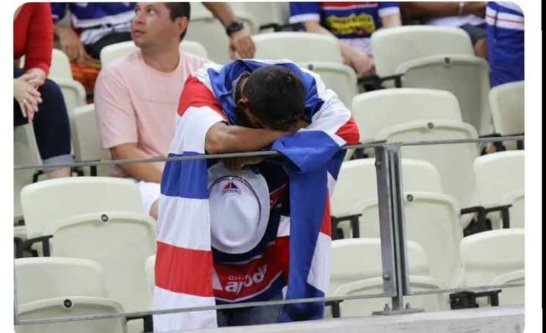 Lari_soares44's tweet photo. 1° domingo sem ver o Tinga batendo aquele belíssimo lateral que só ele sabe. Saudades 🥹❤️💙🤍 https://t.co/gJoajwoBTR