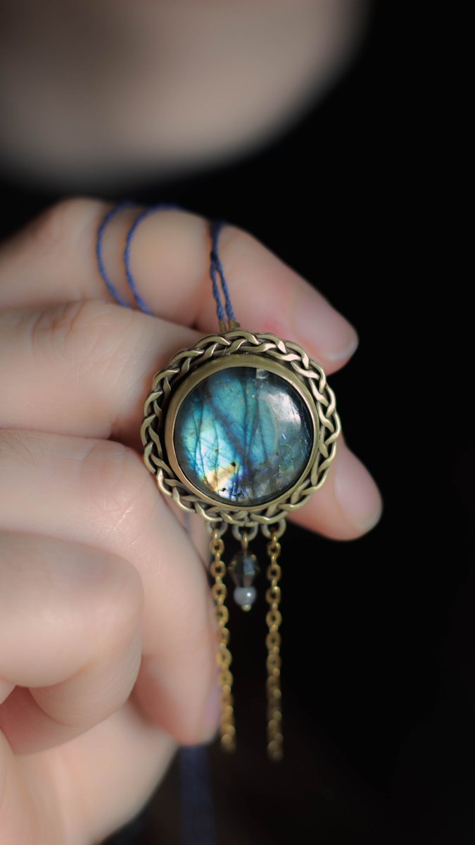 latisserande_'s tweet photo. Si jamais ça intéresse quelqu'un mes médaillons en labradorite sont disponibles sur la boutique ! 
Ce sont les dernières créations de l'année et j'espère fort qu'elle trouveront un foyer pour les fêtes ! 🎄✨🎁
#noel2024 #artisanat https://t.co/ncze5hjU8D