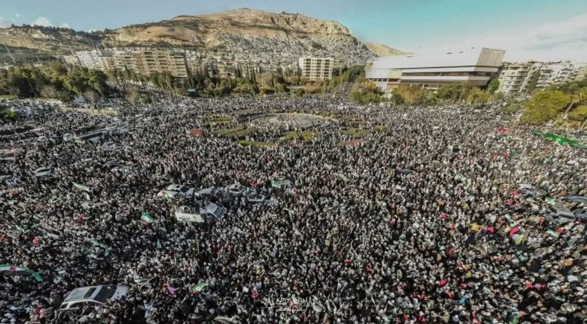 ايها الشعب السوري العظيم لقد أخبرونا أنك لا تريد مواجهة إسرائيل.
 هل ذلك صحيح؟

حسناً 
 
تستطيع أن تخرج كهذا الخروج أسبوعيا أو شهريا رفضا واستنكارا للعدوان الاسرئيلي على سوريا وغزة.

موقف أمام الله وأمام المجتمع الدولي .

صقر اللاحجي 

#اليمن